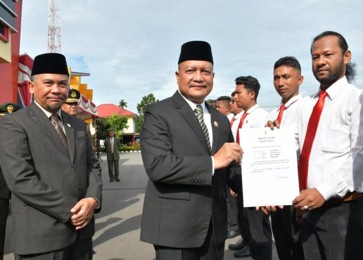 Wakil Bupati Agam Irwan Fikri saat memberikan penghargaan ke salah seorang personel Polres Agam (ist)