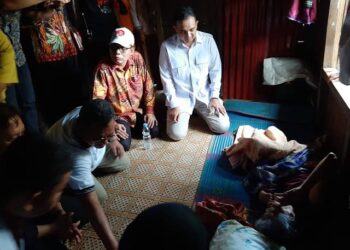 Anggota Komisi lX DPR RI Ade Rezki Pratama saat mengunjungi rumah warga di Batang Gasan Padang Pariaman (ist)