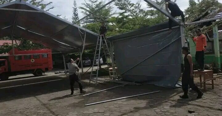 Tim Reaksi Cepat BPBD Padang Pariaman dirikan tenda darurat di SMAN 1 Sicincin (ist)