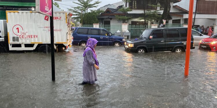 Banjir di kawasan Lapai, Kota Padang (Foto: SumbarKita/Fajar)