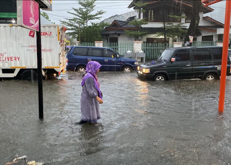 Banjir di kawasan Lapai, Kota Padang (Foto: SumbarKita/Fajar)