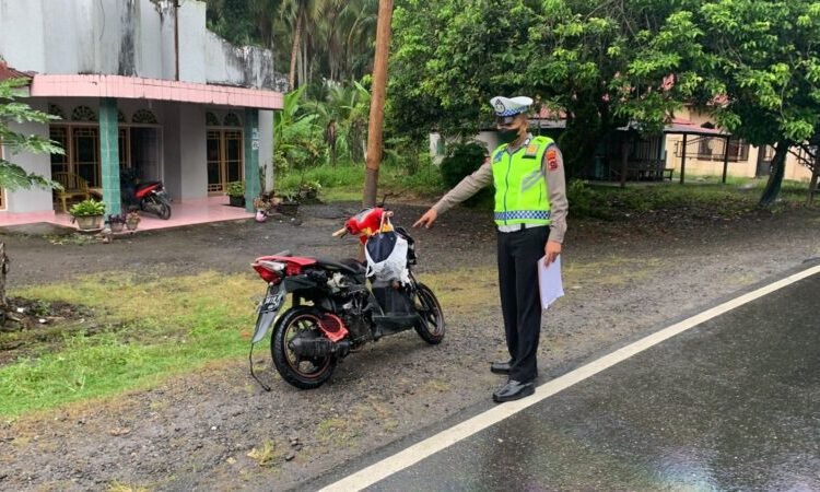 Kondisi motor yang dikendarai korban usai tabrakan dengan sebuah truk (ist)