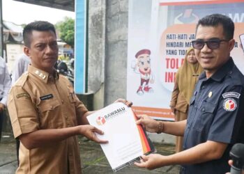 Staf Panwascam Pariaman menerima SK pengangkatan, Senin (14/11/2022). [Foto: Rendi]