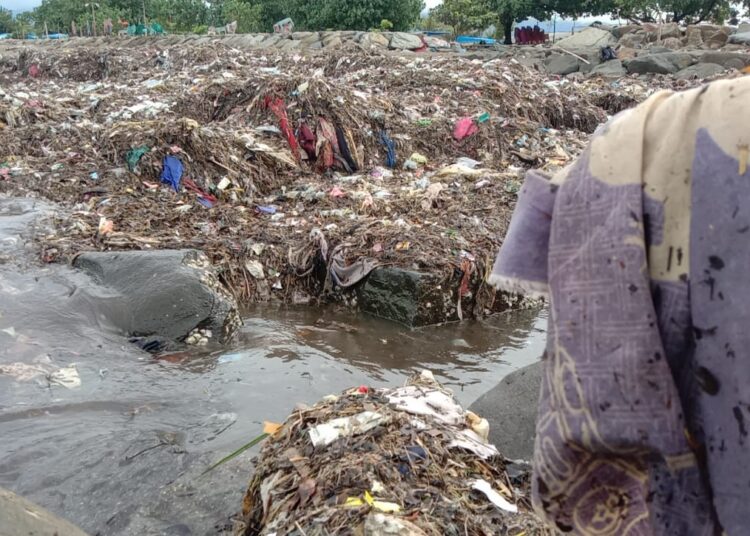 Gunungan sampah muncul di Pantai Padang, Kota Padang, Selasa (15/11/2022), usai hujan deras. [Foto: Fajar]