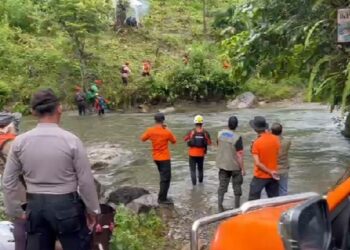 Tim SAR gabungan mencari korban pelajar tenggelam di Pemandian Bayang Aia, Nagari Pauh, Kecamatan Lubuk Sikaping, Pasaman, Jumat (18/11/2022). Proses pencarian sudah memasuki hari keenam. [Foto: Dok. Basarnas Padang]