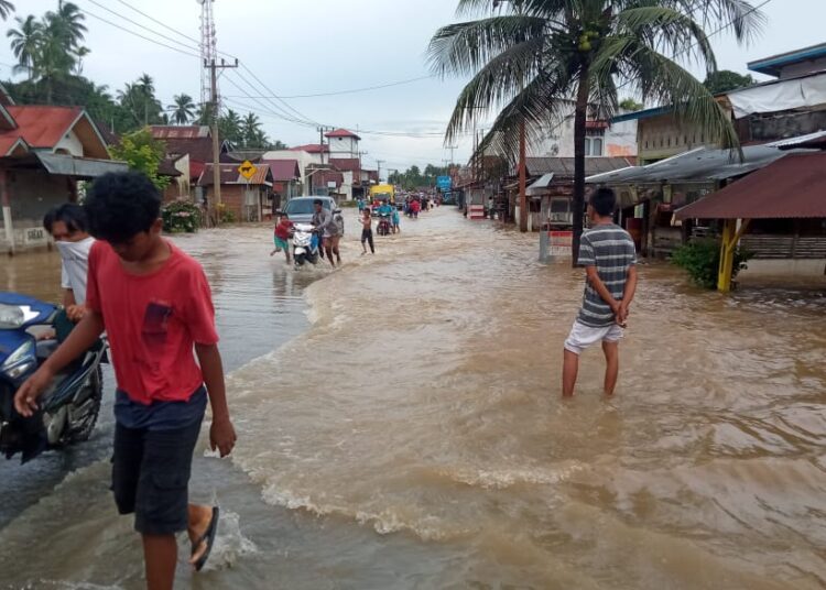 Luapan Batang Air Haji Banjiri Jalan Penghubung di Pesisir Selatan