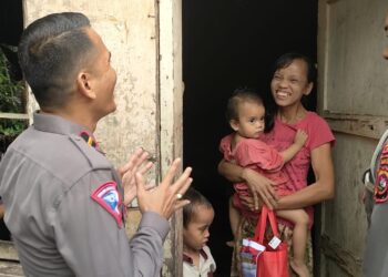 Rebut Kembali Kepercayaan Publik, Polisi di Pariaman Rutin Bagikan Sembako ke Warga