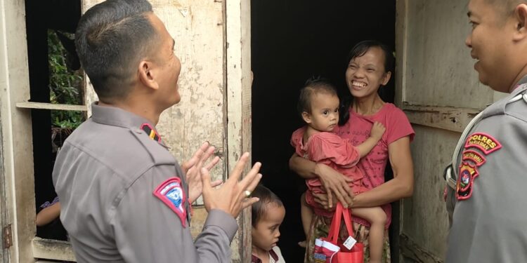 Rebut Kembali Kepercayaan Publik, Polisi di Pariaman Rutin Bagikan Sembako ke Warga