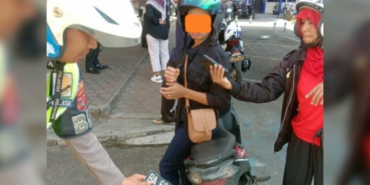 Pengendara Motor di Padang Kedapatan Pakai Pelat Palsu