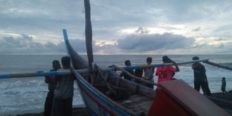 Warga melakukan pencarian bocah yang dikabarkan hilang di kawasan Pantai Sungai Limau Padang Pariaman