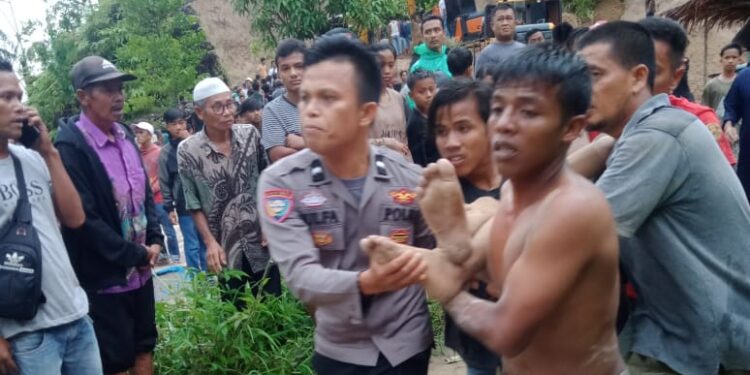 Petugas bersama warga mengevakuasi korban longsor di kawasan Muaro Tantang, Jorong Padang Koto Gadang, Nagari Salareh Aia, Kecamatan Palembayan, Kabupaten Agam, Selasa (8/11/2022).