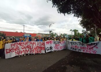 Mahasiswa di Padang Demo, Tuntut Pemerintah Sejahterakan Guru