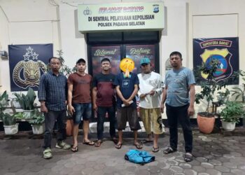 Tim Opsnal Reskrim Polsek Padang Selatan mengamankan pelaku penusukan di lokasi Biliar di Padang (Foto: Ist)