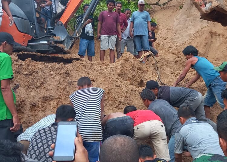 Proses evakuasi korban longsor di Nagari Salareh Aia, Kecamatan Palembayan, Kabupaten Agam, Selasa (8/11/2022)