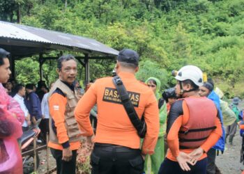 Tim gabungan melakukan pencarian pelajar tenggelam di Objek Wisata Bayang Aia, Jorong Tanjung Alai, Nagari Pauah, Kecamatan Lubuk sikaping, Kabupaten Pasaman. Foto: Ist