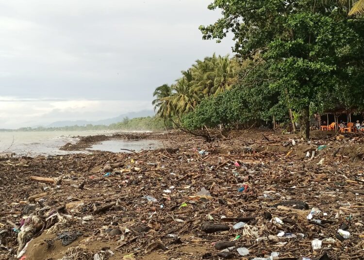 Masuk Musim Penghujan, Pantai Parkit Padang Dibanjiri Sampah Kiriman