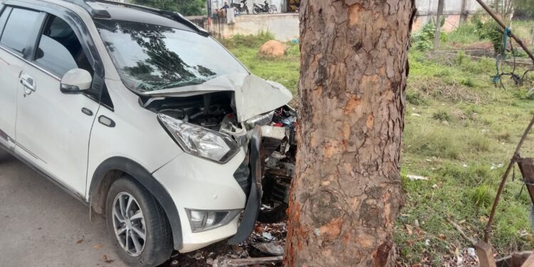 Melaju dengan Kecepatan Tinggi, Minibus Senggol Truk dan Tabrak Pohon di Dharmasraya