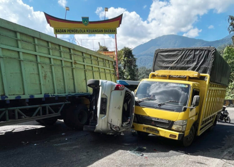 Agya Terjepit Dua Truk Saat Kecelakaan di Silaing, Korban 3 Orang