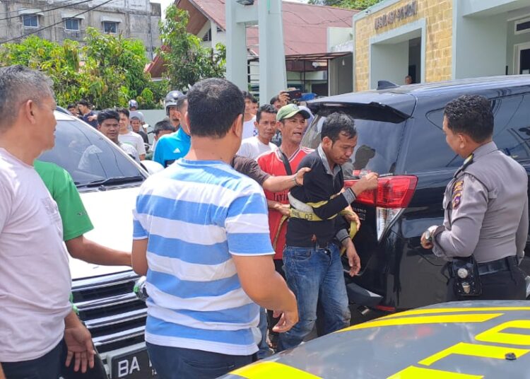 Terduga Pencuri Kotak Infak Masjid di Padang Babak Belur Dihajar Warga