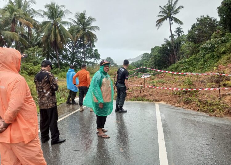 Video: Longsor di Padang, Jalan Tertutup Tanah dan Bebatuan