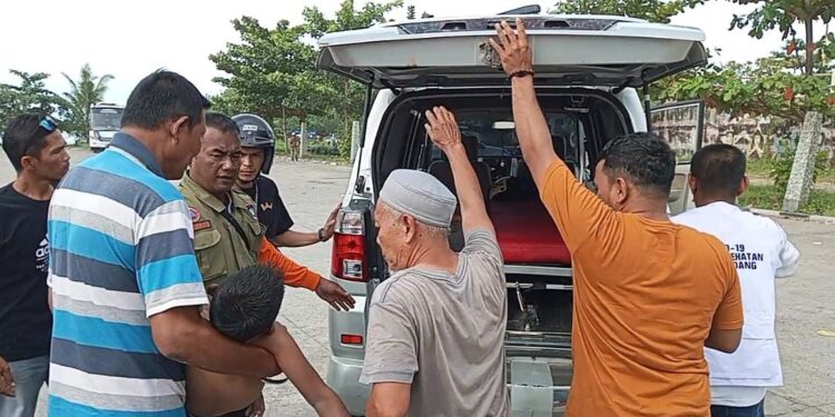 Nyaris Hanyut Diseret Ombak di Pantai Padang