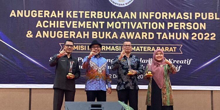 Dinilai Informatif, Bawaslu Pesisir Selatan Raih Penghargaan Anugerah Keterbukaan Informasi Publik