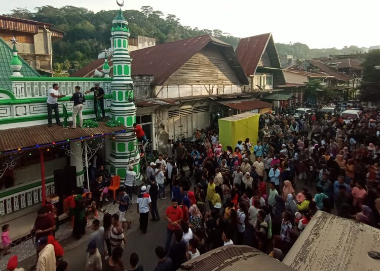 Tradisi Serak Gulo Kembali Digelar di Padang, Warga Tumpah Ruah