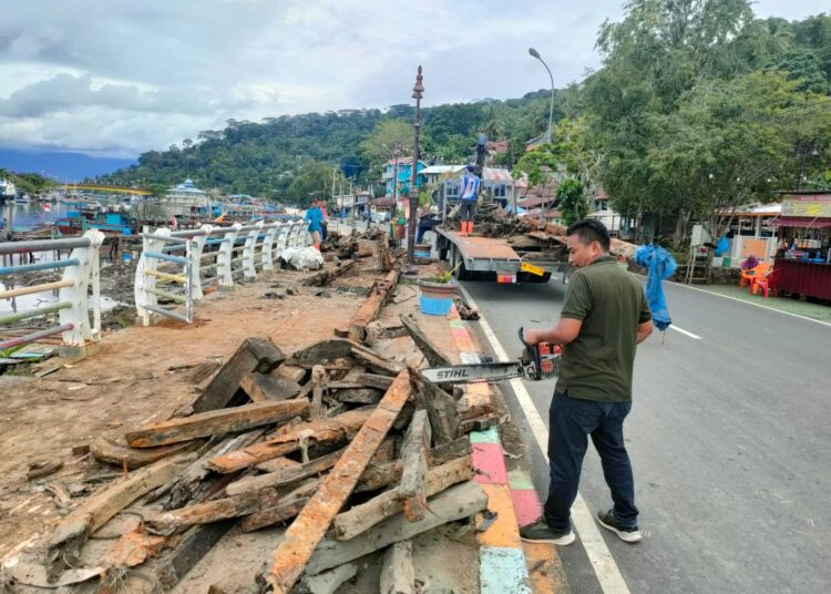 Puluhan Bangkai Kapal Diangkat dari Batang Arau Padang