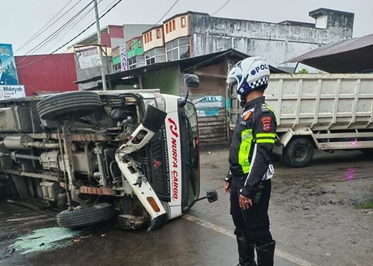 Truk Kargo Tabrak Pembatas Jalan Hingga Terbalik di Bukittinggi