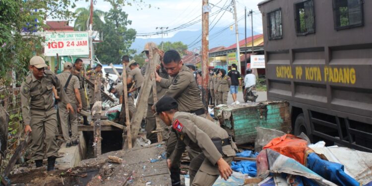 Gunakan Fasilitas Umum, Belasan Lapak PKL di Gunung Pangilun Padang Dibongkar