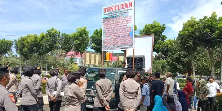 Masyarakat Lubuk Basung Gelar Demonstrasi di Kantor Bupati Agam, Ini Tuntutannya