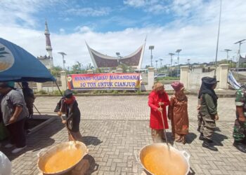 LKAAM Bantu Korban Gempa Cianjur, Ibu-ibu Majelis Taklim hingga Anggota TNI-Polri Ikut Masak 10 Ton Rendang