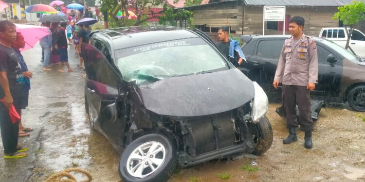 Avanza Ditabrak Kereta Api di Padang Pariaman