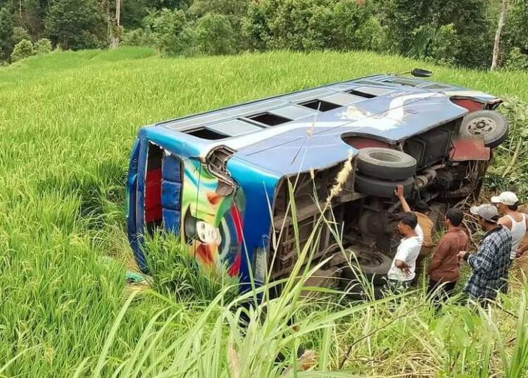 Bus Rombongan Santri Lubuk Alung Terbalik