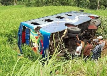 Bus Rombongan Santri Lubuk Alung Terbalik