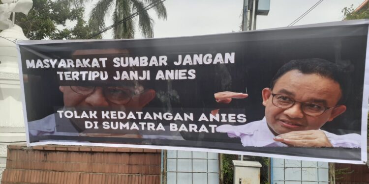 Anies Datang ke Ranah Minang, Spanduk Penolakan Terbentang