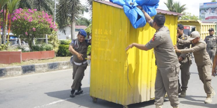 Lapak PKL di Jalan Protokol Simpang Empat Pasaman Barat Ditertibkan