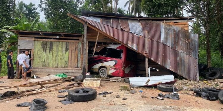 Bus Tabrak Bengkel di Padang Pariaman