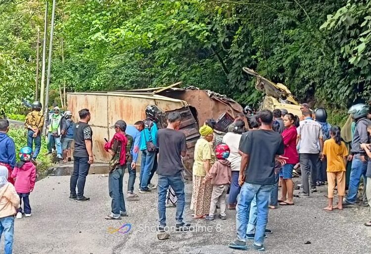 Truk Terbalik di Silaing, Begini Kondisi Sopir dan Penumpang