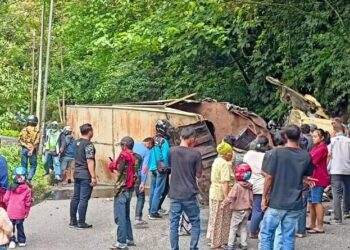 Truk Terbalik di Silaing, Begini Kondisi Sopir dan Penumpang