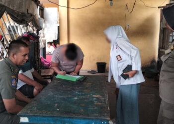 Tak Dijemput Orang Tua, Dua Pelajar Perempuan Bolos dan Merokok di Pantai Padang Diantar ke Rumah