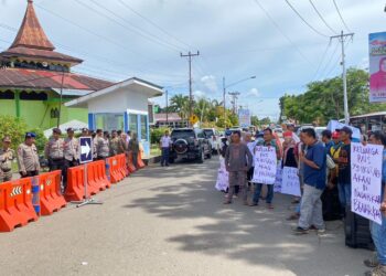 Warga Pasaman Barat Demo Tuntut Kejelasan Bantuan Korban Gempa