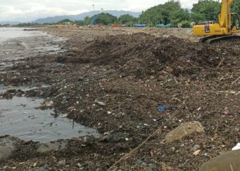 Pantai Padang Jadi Lautan Sampah