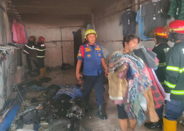 Toko Pakaian terbakar di Jalan Andalas, Kelurahan Andalas, Kecamatan Padang Timur, Kota Padang, Jumat (6/1/2023) siang.