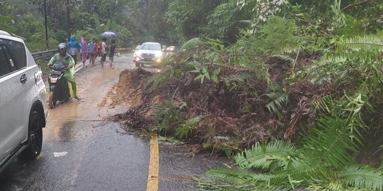 Longsor di Tarusan Pesisir Selatan, Polisi Berlakukan Buka Tutup Jalan