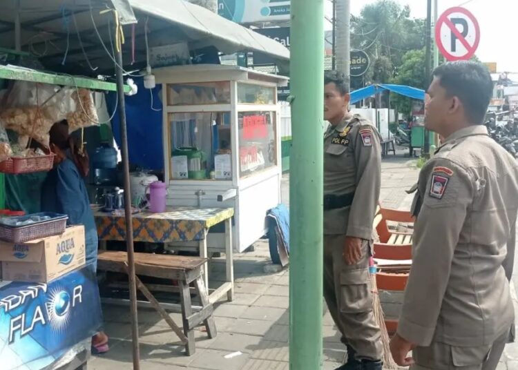 Puluhan PKL di Padang Ditegur