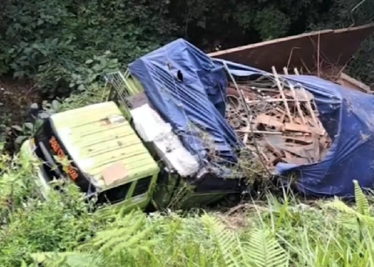 Video: Truk Terjun ke Jurang di Sitinjau Lauik