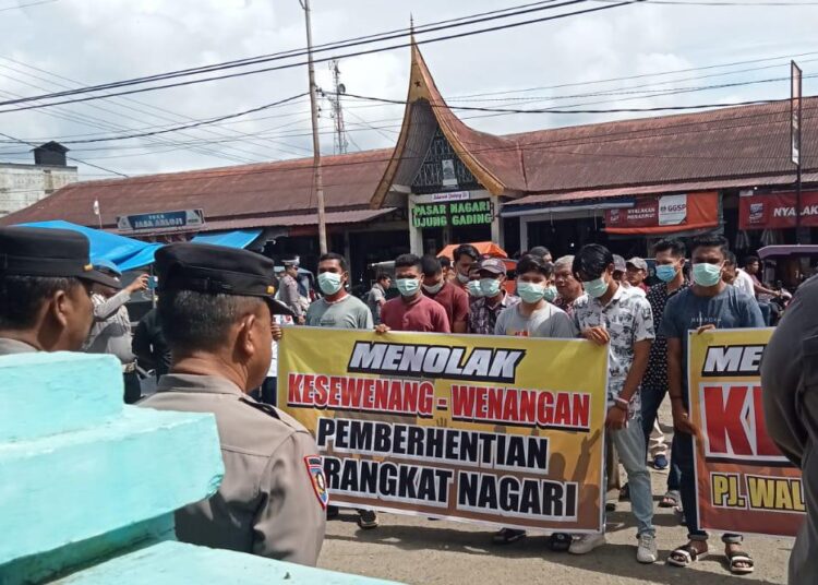 Wali Nagari Dinilai Sewenang-wenang, Masyarakat Ujung Gading Unjuk Rasa