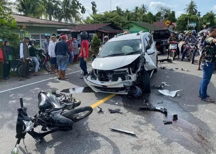 Tiga Kendaraan Tabrakan Beruntun di Lubuk Alung