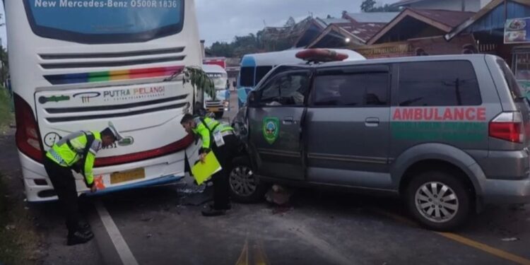 Ambulans Kecelakaan di Jalan Raya Padang-Bukittinggi